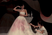 Nghệ sĩ Hàn Quốc ngẫu hứng vẽ tranh trừu tượng lên váy cưới