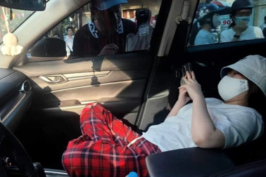 Tạm giữ ô tô của nữ tài xế cố thủ trong xe sau khi vượt đèn đỏ