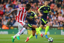 Stoke 1-4 Arsenal: Cú đúp của Giroud