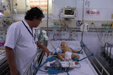 Ông bà “cấm” chích sởi, bé 2 tuổi viêm não nguy kịch