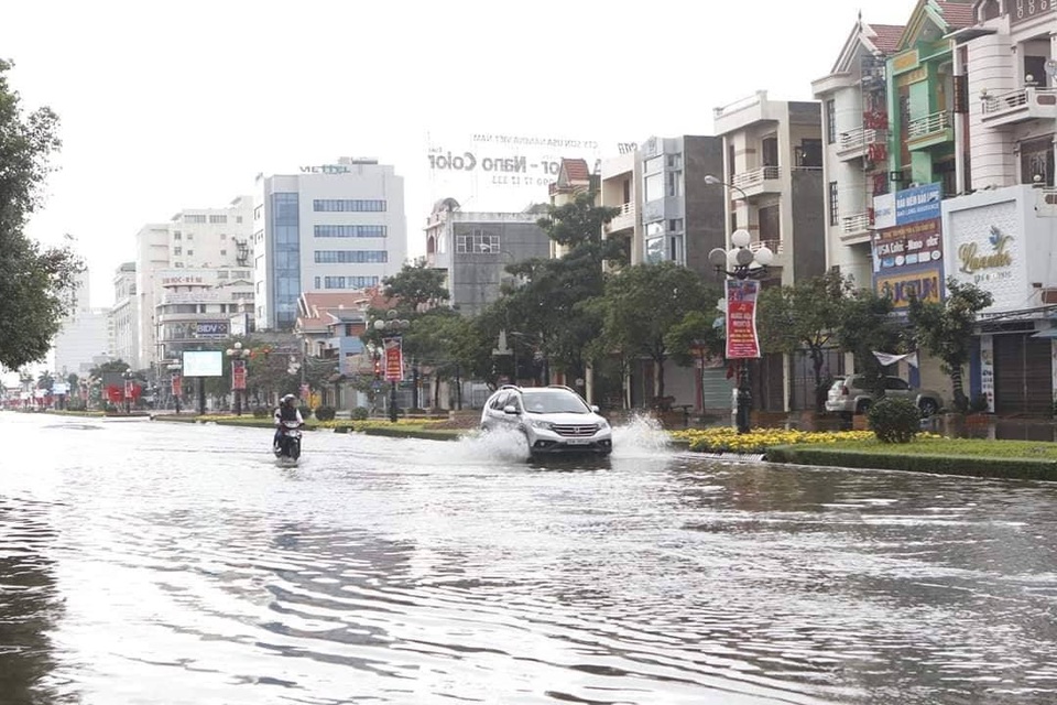 Mùng 1 Tết phố ngập như sông, nước lênh láng trong nhà - 8 Mùng 1 Tết phố ngập như sông, nước lênh láng trong nhà - 8