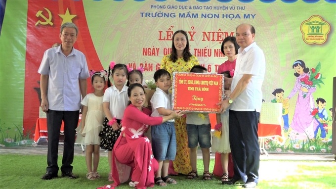 Lãnh đạo HĐND và Sở LĐTB&XH Thái Bình trao quà cho các cháu Trường Mầm Non Họa My, huyện Vũ Thư.