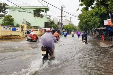 Đã đầu tư làm cống chống ngập nhưng cứ mưa là người dân phải "bơi" trên phố!