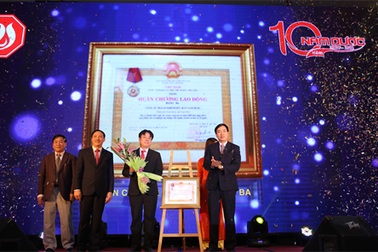 Nam Dược đón nhận Huân chương Lao động Hạng Ba 