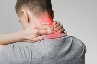 Hy hữu: Mảnh gỗ "ngủ quên" 4 tháng trong đốt sống cổ người đàn ông