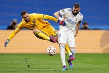 Tranh cãi tình huống thủ môn hay nhất Euro 2020 khiến PSG bại trận