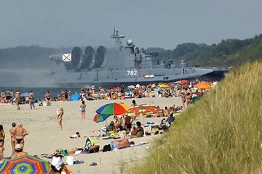 Tàu đổ bộ lưỡng cư Nga bất ngờ lao vào bãi tắm