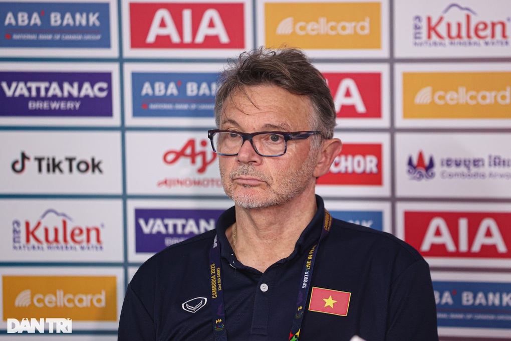 HLV Troussier: Chúng tôi để thủng lưới quá sớm - 1