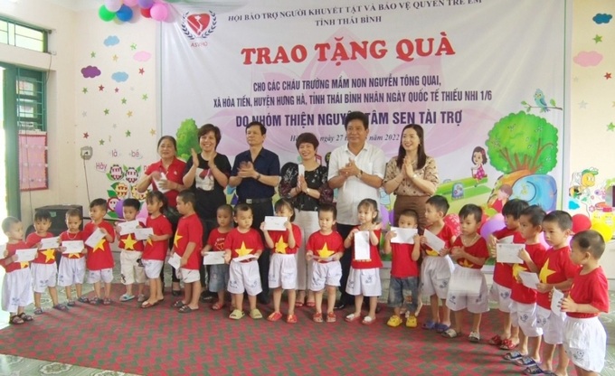 Hội Bảo trợ người khuyết tật và bảo vệ quyền trẻ em tỉnh Thái Bình trao quà cho các cháu thiếu nhi Trường Mầm non Nguyễn Tông Quai - xã Hòa Tiến, huyện Hưng Hà.