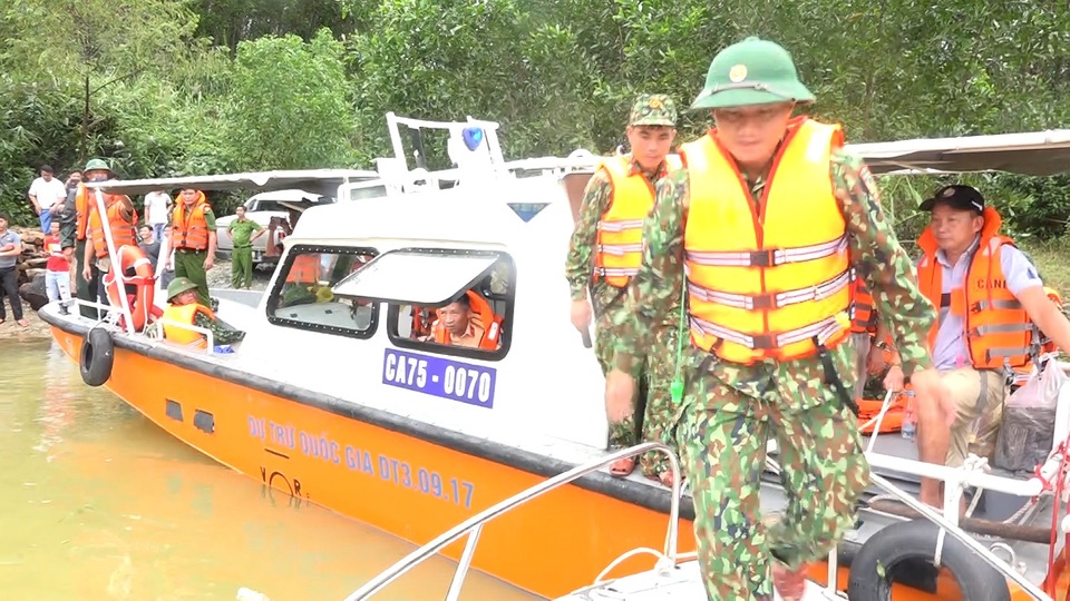 Công an và quân đội tổ chức cứu hộ Rào Trăng 3 bằng đường thủy  - 1