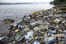 Ven bờ sông Hồng và hồ Tây ngập kín bát hương, bàn thờ