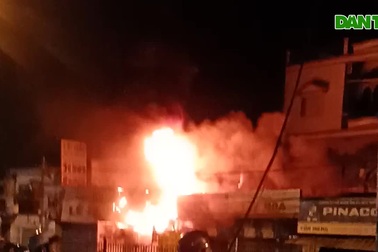 Lính cứu hoả cạy mái tôn chữa cháy cửa hàng phụ tùng xe máy