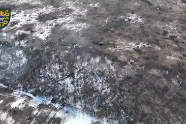 Xe tăng Nga bốc cháy sau trận tập kích của hỏa lực Ukraine