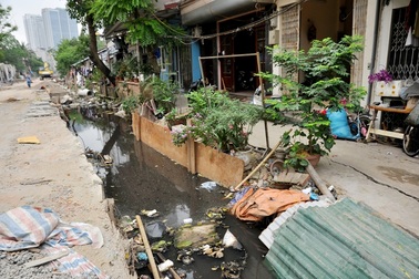 Mương 1km làm mãi không xong, người dân sống chung với nước thải