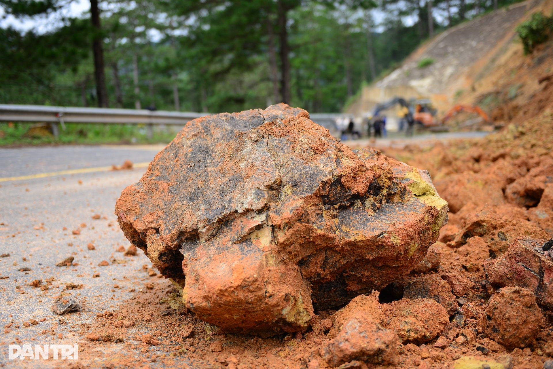 Đèo nối Đà Lạt với vùng biển Khánh Hòa sạt lở, mặt đường rạn nứt - 3 Đèo nối Đà Lạt với vùng biển Khánh Hòa sạt lở, mặt đường rạn nứt - 3