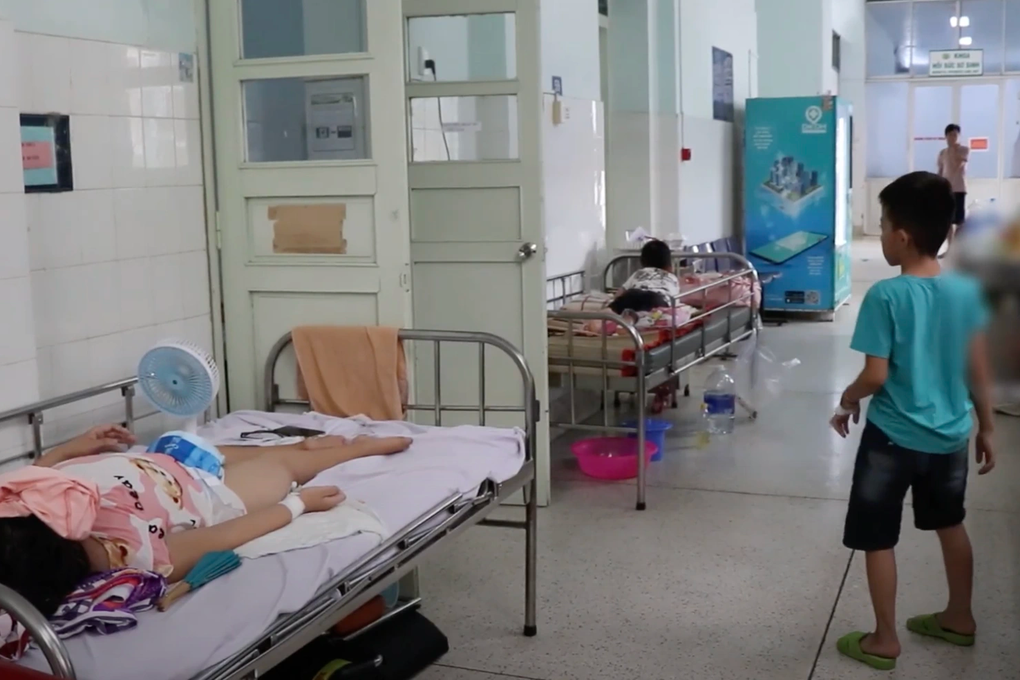 Vụ chồng nghi đâm vợ con rồi nhảy lầu: Bé trai bị thương ở mặt, cổ, 2 tay - 1 Vụ chồng nghi đâm vợ con rồi nhảy lầu: Bé trai bị thương ở mặt, cổ, 2 tay - 1