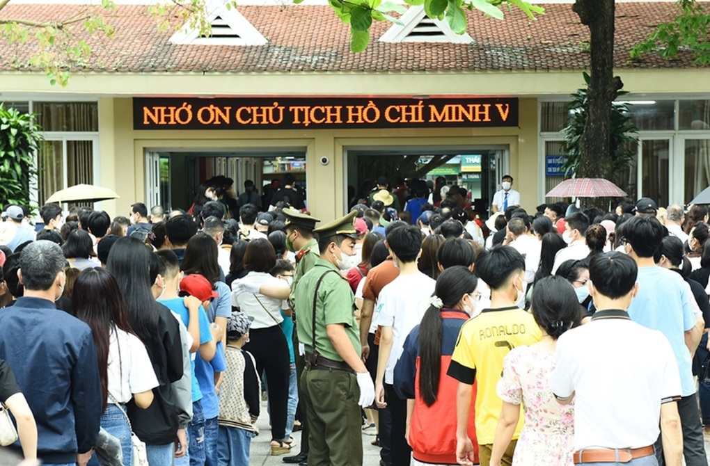 Gần 2,5 vạn lượt nhân dân và khách quốc tế vào Lăng viếng Bác - 3 Gần 2,5 vạn lượt nhân dân và khách quốc tế vào Lăng viếng Bác - 3