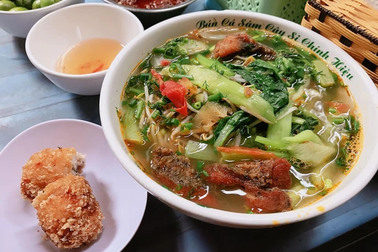 Quán bún 20 năm tuổi Hà Nội ngon thế nào khiến khách Mỹ tự nhận khách ruột