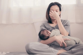 Chồng lén lấy sữa tôi vừa vắt, tôi xấu hổ tột cùng khi biết anh làm gì