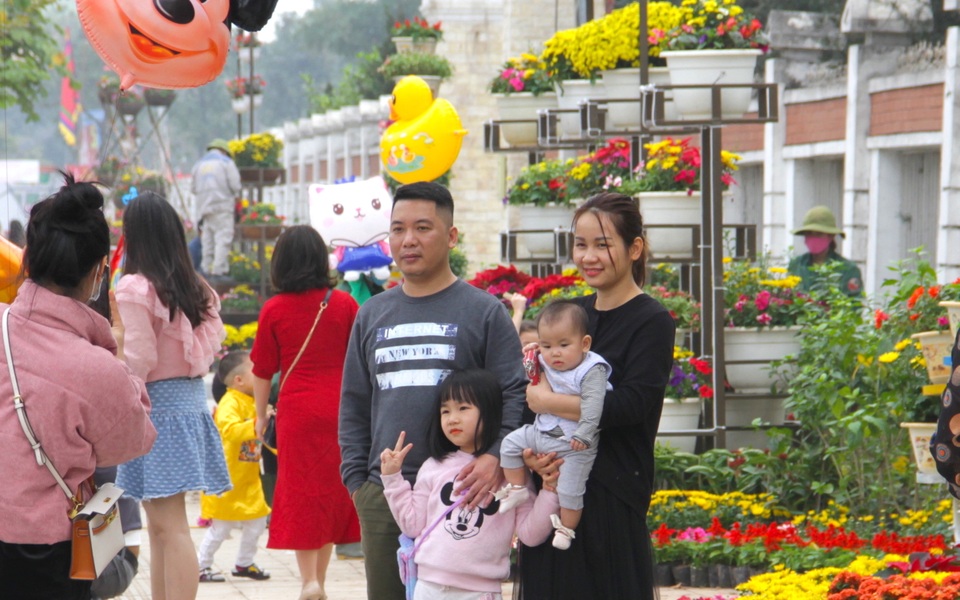 Người dân đổ xô đến chụp hình lưu niệm con đường hoa ở thành Vinh - 18