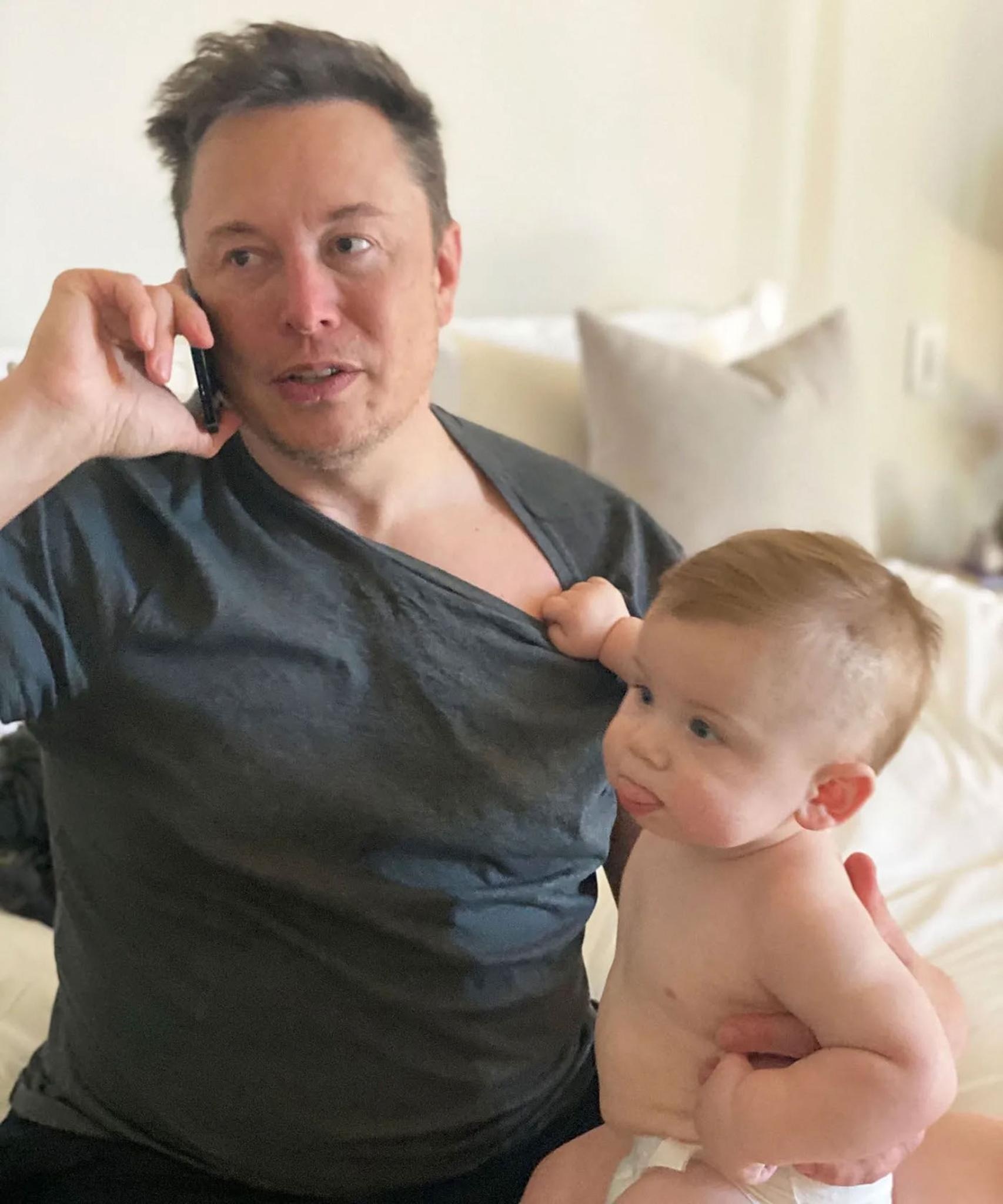 View - Tỷ phú Elon Musk gây sốt với hình ảnh "bố đảm": Vừa làm việc, vừa trông con | Báo Dân trí