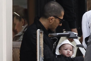 Chồng tỷ phú của Janet Jackson thành thạo chăm con nhỏ