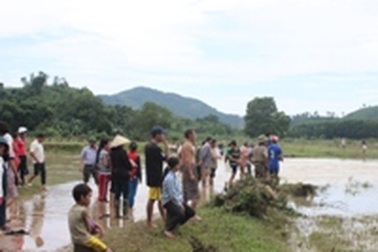 3 người bị cuốn trôi: Nhiều tiếng la hét ngăn qua đập, nhưng không kịp