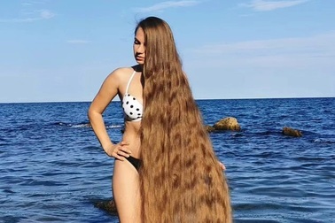 Cô gái có mái tóc dài 1m67, không cắt tóc gần 30 năm