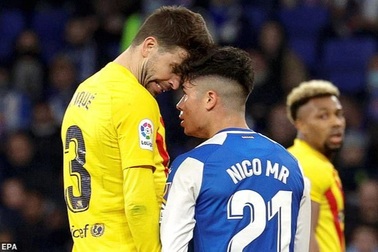 Pique bị thẻ đỏ, Barcelona hòa may mắn Espanyol và trở lại top 4 La Liga