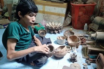 Người đàn ông khuyết tật và những sản phẩm độc đáo từ gáo dừa