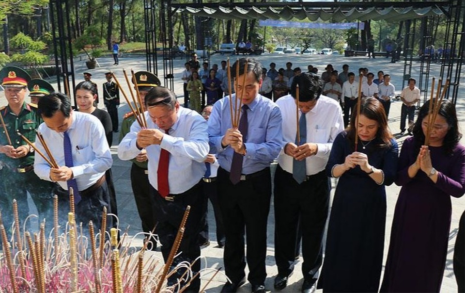 Lãnh đạo tỉnh Quảng Trị dâng hương, dâng hoa tri ân các anh hùng, liệt sĩ - 2 Lãnh đạo tỉnh Quảng Trị dâng hương, dâng hoa tri ân các anh hùng, liệt sĩ - 2