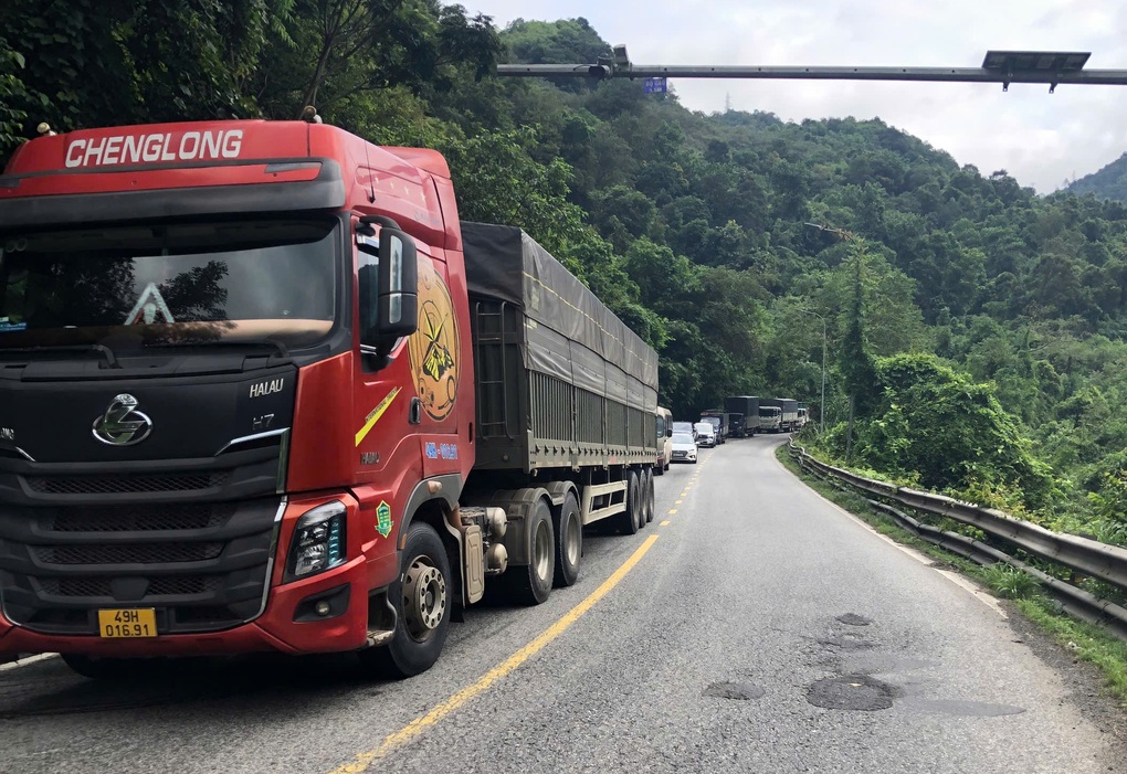 Xe container tông 2 ô tô, lật chắn ngang đèo Bảo Lộc - 2