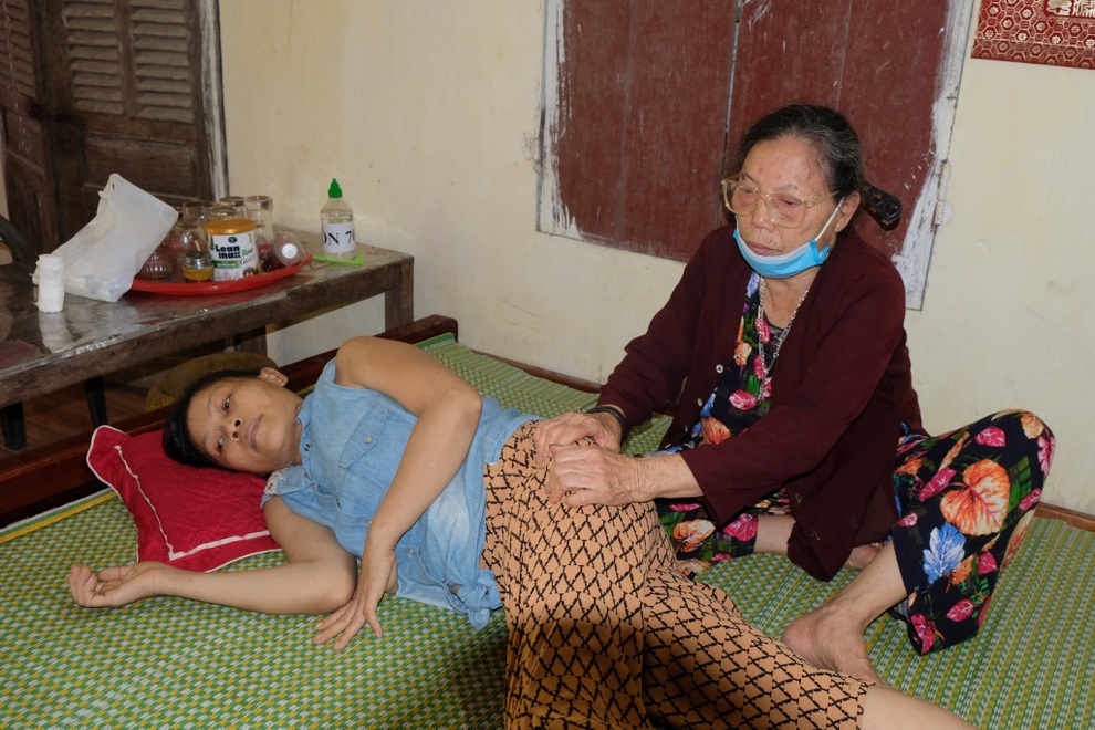 Cậu bé 9 tuổi và sợi dây vô hình níu giữ mạng sống người mẹ bất hạnh - 3 Cậu bé 9 tuổi và sợi dây vô hình níu giữ mạng sống người mẹ bất hạnh - 3