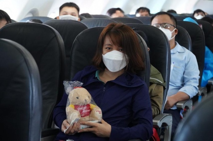 Những món quà lưu niệm, quà bốc thăm may mắn được trao cho khách hàng trên chuyến bay