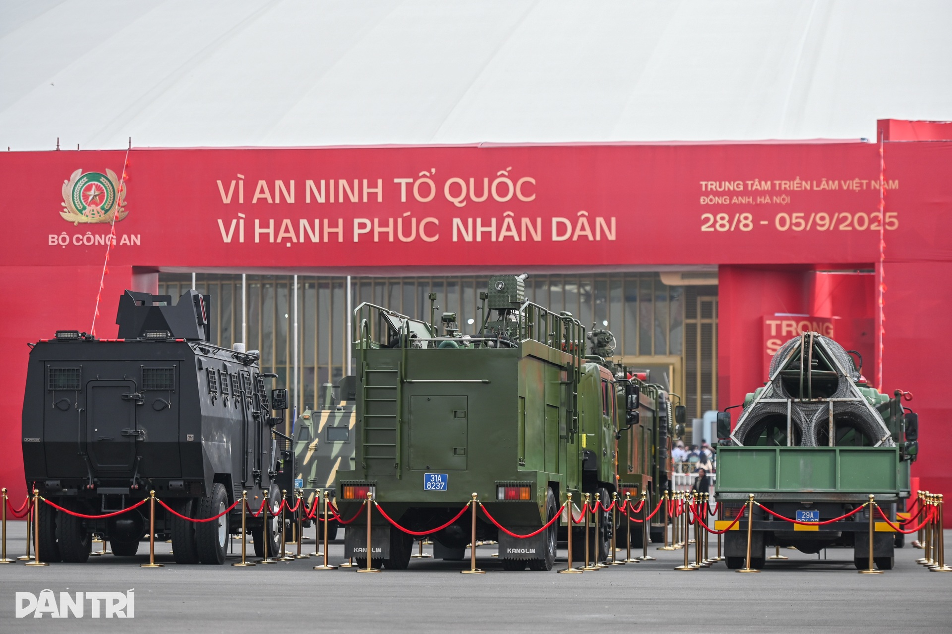 Bộ Công an trưng bày hơn 30 loại súng cùng loạt khí tài hiện đại - 1 Bộ Công an trưng bày hơn 30 loại súng cùng loạt khí tài hiện đại - 1
