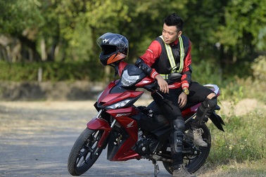 Sợ độ cao và khoảnh khắc “thót tim” của Hoàng Phi khi chạm đến cột cờ Lũng Cú