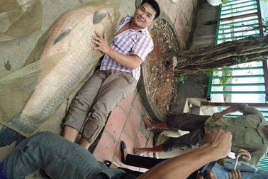 "Thủy quái" to bằng người sa lưới: Xẻ thịt nhậu hết