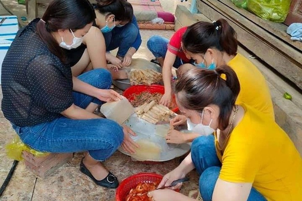 Người dân nghèo biên giới lên rừng hái sản vật ủng hộ khu cách ly - 6 Người dân nghèo biên giới lên rừng hái sản vật ủng hộ khu cách ly - 6