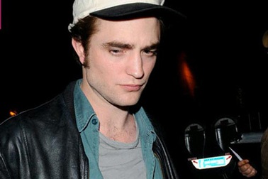 Robert Pattinson rời khỏi “tổ ấm” với Kristen Stewart  