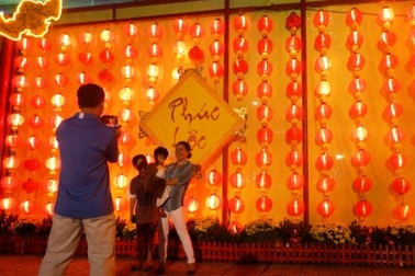 Người Sài Gòn rộn ràng với Hội đèn hoa Xuân