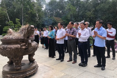 Đoàn cán bộ hệ thống giáo dục nghề nghiệp tưởng nhớ Bác tại Khu di tích K9