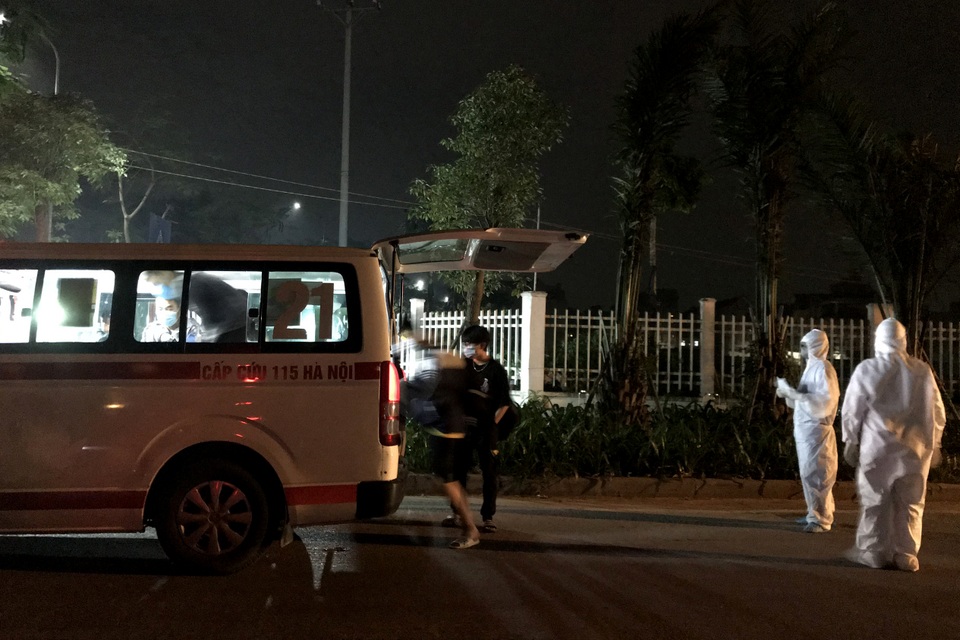 Hà Nội: Đưa các trường hợp F1 ở Đông Anh đi cách ly ngay trong đêm - 3 Hà Nội: Đưa các trường hợp F1 ở Đông Anh đi cách ly ngay trong đêm - 3