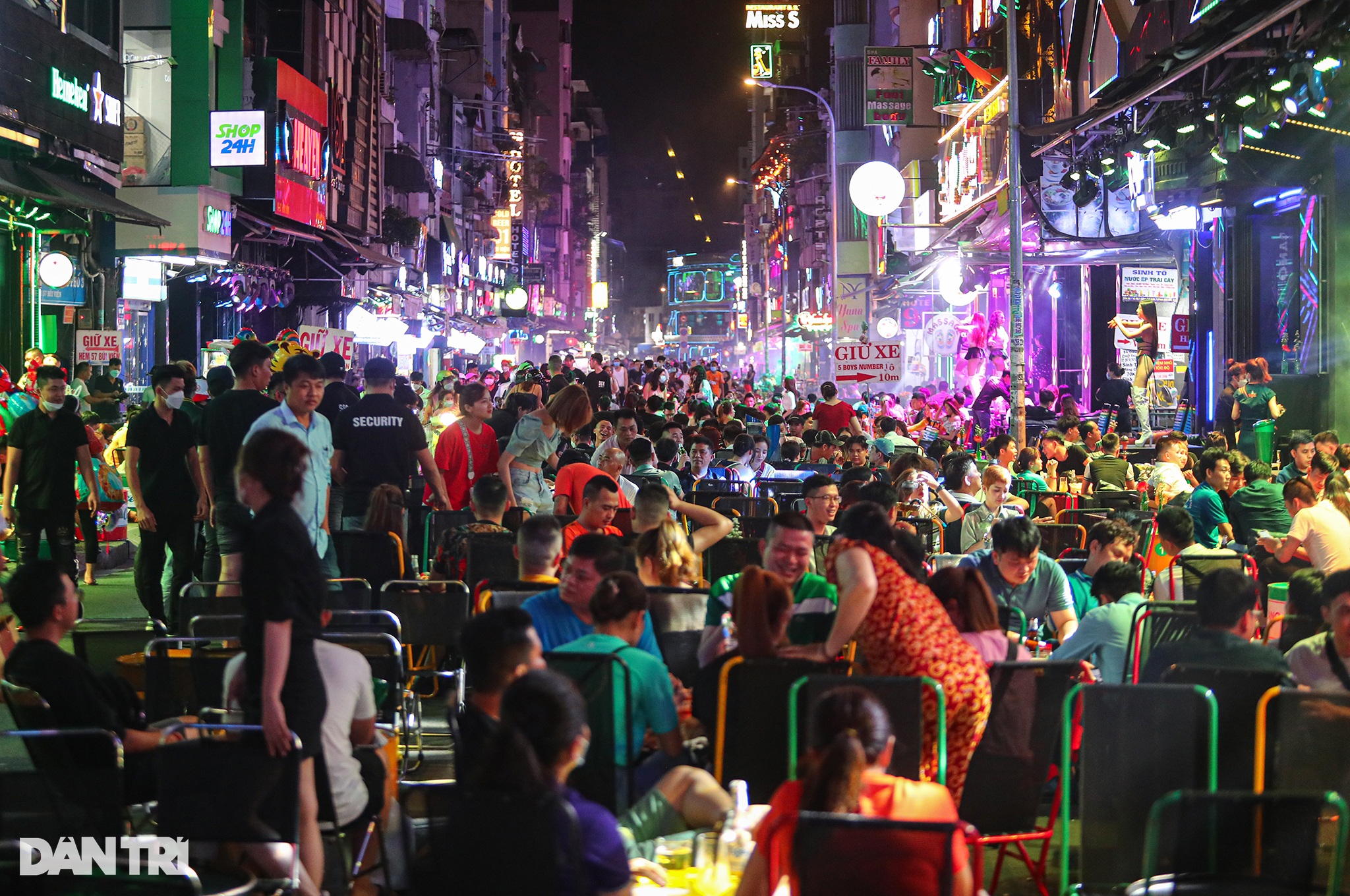 Bay từ Singapore sang Việt Nam để vui chơi ở Bùi Viện - 1 Bay từ Singapore sang Việt Nam để vui chơi ở Bùi Viện - 1