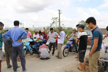 Cá chết trắng kênh, dân tố công ty xả thải vớt cá phi tang