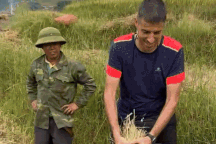 Khách Tây sang Việt Nam đi làm ruộng, tuốt lúa, lần đầu sờ thử con trâu