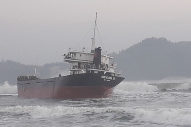 Hút 10.000 lít dầu trong con tàu mắc cạn trên biển