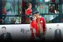 Cô dâu - chú rể thời nay thích tổ chức đám cưới trên xe bus, gửi thiệp ảo