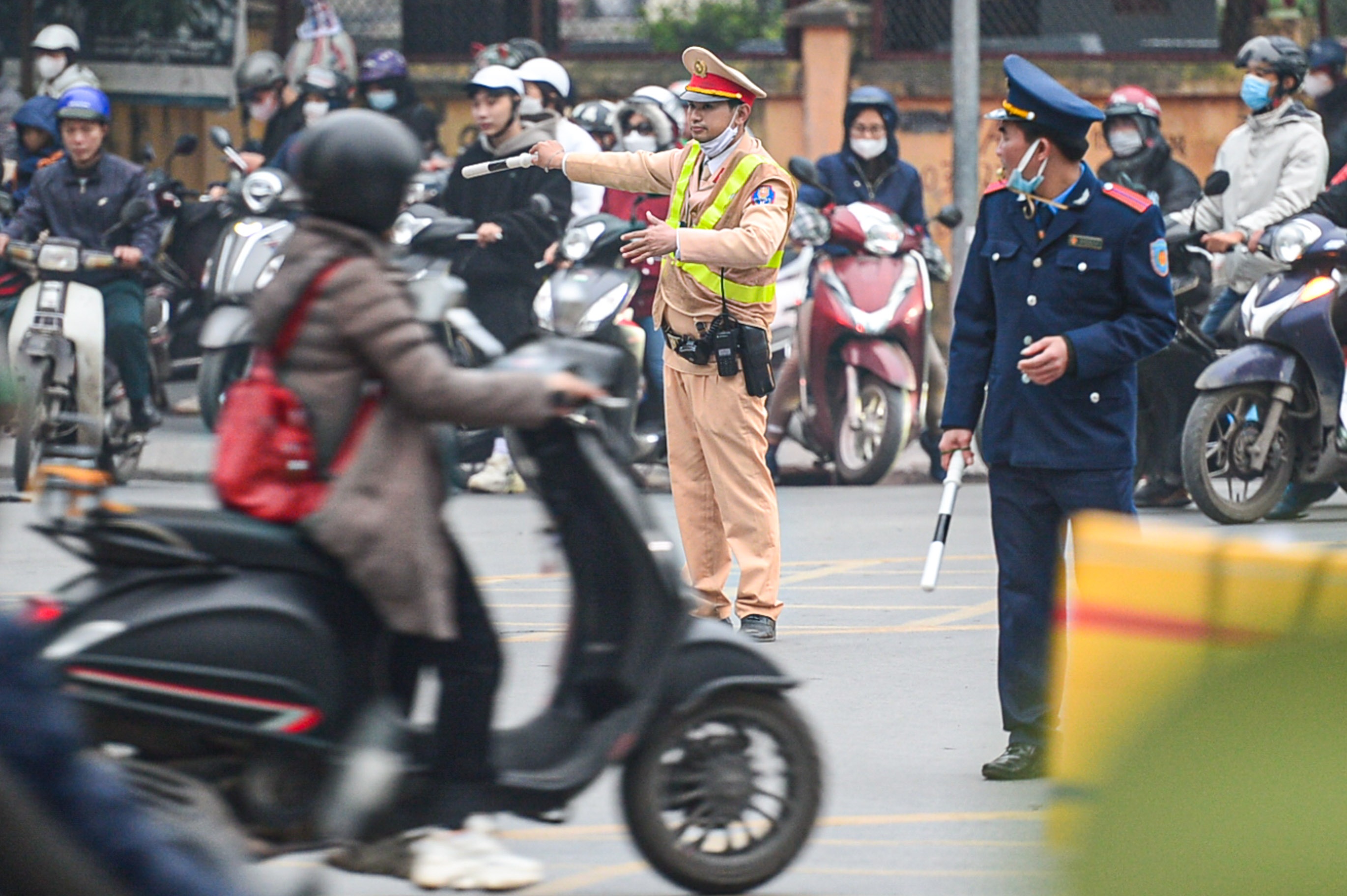 duong-pho-ha-noi-ngop-tho-tu-sang-den-toi-dip-can-tet-6.jpg