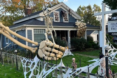 Người đàn ông nổi tiếng sau khi trang trí ngôi nhà "rùng rợn" đón Halloween