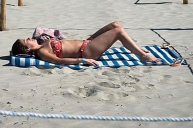 Bi hài chuyện tắm biển nhưng vẫn phải căng dây giữ khoảng cách an toàn